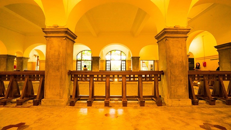 北投溫泉博物館前身為「北投公共浴場」，由日本時期建造，是當時東亞最大的溫泉公共浴場。一樓浴池區為磚造，二樓休憩區為木造，入口處位於二樓。 為了保護古蹟，入館必須更換館內準備的拖鞋參觀，日式與西洋混和的風格建築，有著西式亮麗的彩繪玻璃與日式榻榻米的地板空間，裡面也配有互動式導覽裝置，讓民眾能夠輕鬆地了解以前的溫泉浴池文化。